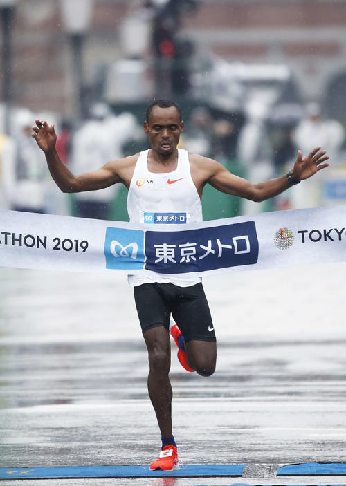 2時間4分48秒の男子1位でゴールするレゲセ（撮影・河田真司）