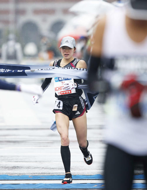 女子日本人1位でゴールする一山（撮影・河田真司）