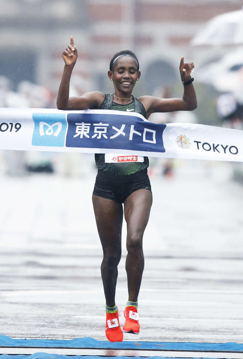 女子1位でゴールするアガ（撮影・河田真司）