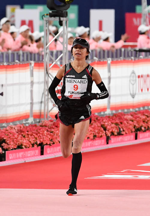 8位でゴールする福士加代子（撮影・前岡正明）
