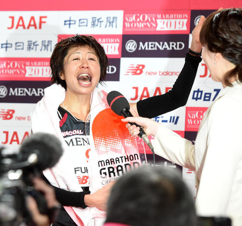日本人2位でゴール、テレビインタビューで笑顔を見せる福士加代子（撮影・前岡正明）