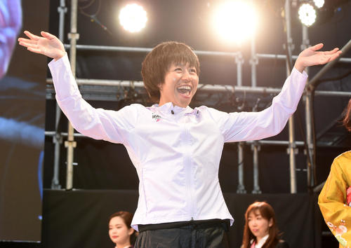 表彰式で笑顔を見せる福士加代子（撮影・前岡正明）
