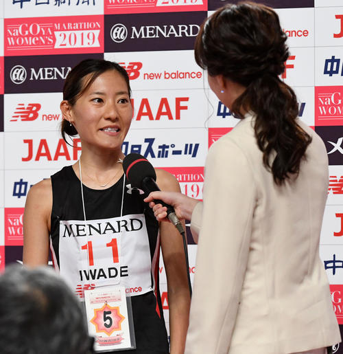 日本人トップの5位でゴール、笑顔でインタビューに答える岩出玲亜（撮影・前岡正明）