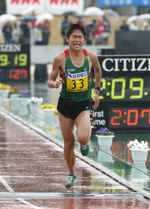 8位でゴールする川内優輝(撮影・白石智彦)
