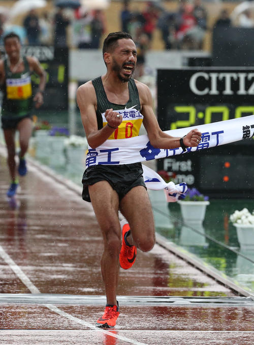ガッツポーズしながら1位でゴールするサラエディーン・ブナスル(撮影・白石智彦)