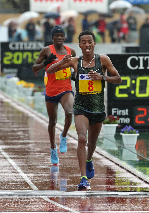 2位でゴールするアセファ・テフェラ(撮影・白石智彦)