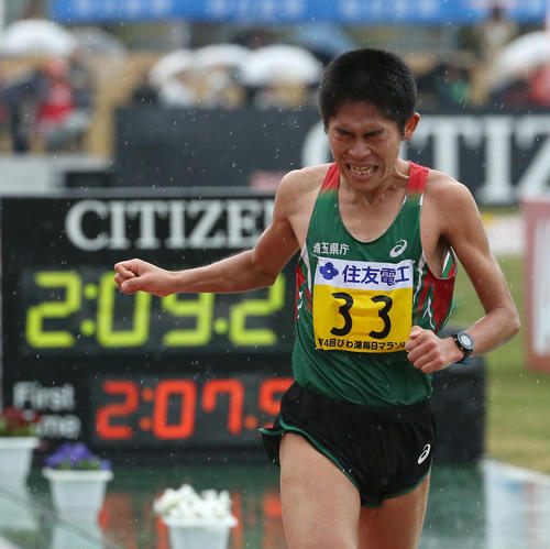 8位でゴールする川内優輝(撮影・白石智彦)