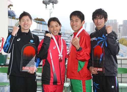 表彰式で笑顔でガッツポーズする、左から山本浩之、山本憲二、川内優輝、河合代二(撮影・白石智彦)