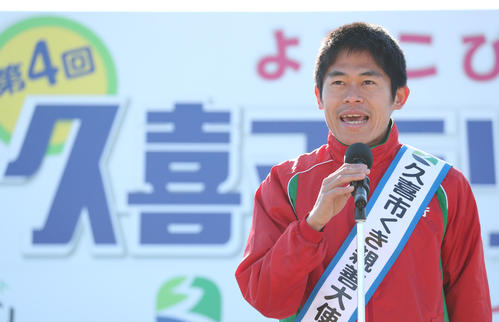 開会式であいさつする川内優輝（撮影・林敏行）