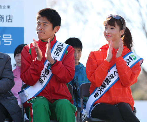 開会式で拍手する川内優輝（左）。右は森嶋彩（撮影・林敏行）