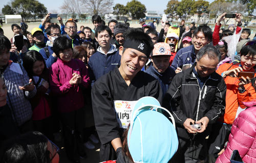 大勢のランナーやファンに囲まれて握手する川内優輝（中央）（撮影・林敏行）