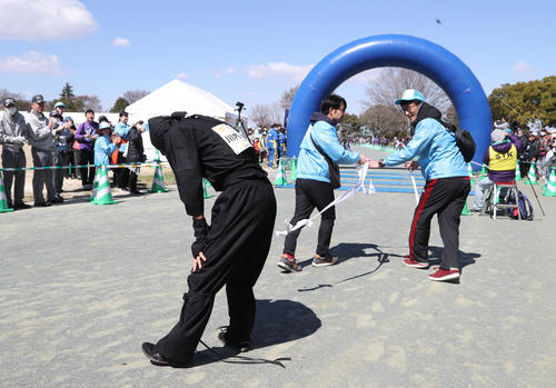 忍者の仮装でゴールし、ひざに手をついて息を整える川内（撮影・林敏行）