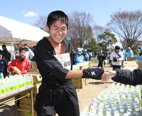 ゴールし、忍者の頭巾を取って笑顔を見せる川内（撮影・林敏行）