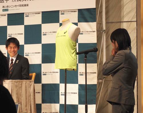 所属契約会見で、5月に結婚する水口侑子さん（右）から応援メッセージを受けて照れ笑いを浮かべる川内