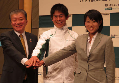 所属契約会見で笑顔を見せる、左からあいおいニッセイ同和損保の金杉社長、川内、水口侑子さん（撮影・上田悠太）