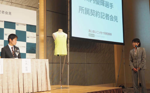 所属契約会見で、5月に結婚する水口侑子さん（右）からサプライズ応援メッセージを受ける川内