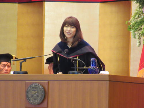 大院大の入学式で祝辞を述べる高橋尚子さん（撮影・実藤健一）