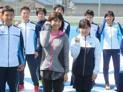 大院大の新設グラウンドで選手と記念撮影に納まる高橋尚子さん（中央）（撮影・実藤健一）