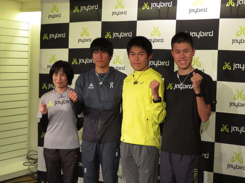川内家で会見に出席した左から母美加さん、次男鮮輝、長男優輝、三男鴻輝（撮影・上田悠太）