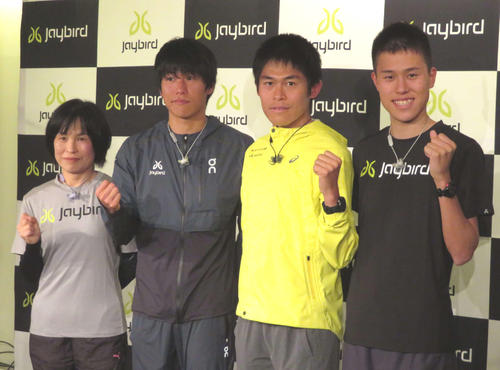 左から母美加さん、次男鮮輝、長男優輝、三男鴻輝（撮影・上田悠太）