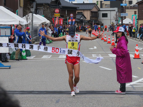 男子50キロ競歩で3時間39分7秒の日本新記録で、ゴールする鈴木（撮影・上田悠太）