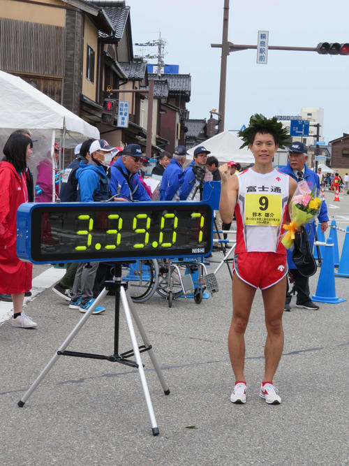 男子50キロで3時間39分7秒の日本新をマークして優勝し、ガッツポーズの鈴木（撮影・上田悠太）