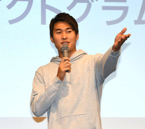 東京五輪のスポーツピストグラムを発表会で思いを語る陸上飯塚（左）と空手清水（撮影・山崎安昭）