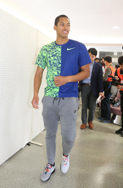 予選落ちしたケンブリッジ飛鳥は報道陣の質問に丁寧にこたえ引き揚げる（撮影・梅根麻紀）