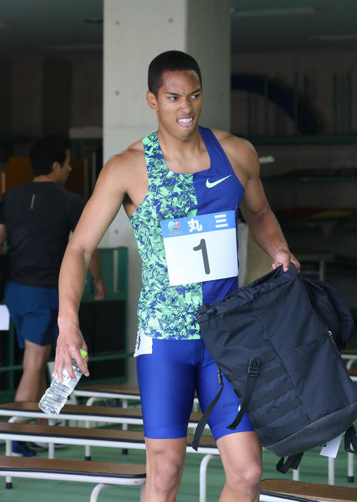 男子100メートル予選　予選落ちしたケンブリッジ飛鳥は痛そうな表情を浮かべながら引きあげる（撮影・梅根麻紀）