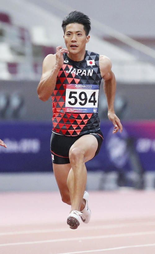男子100メートル準決勝、力走する山県亮太（共同）