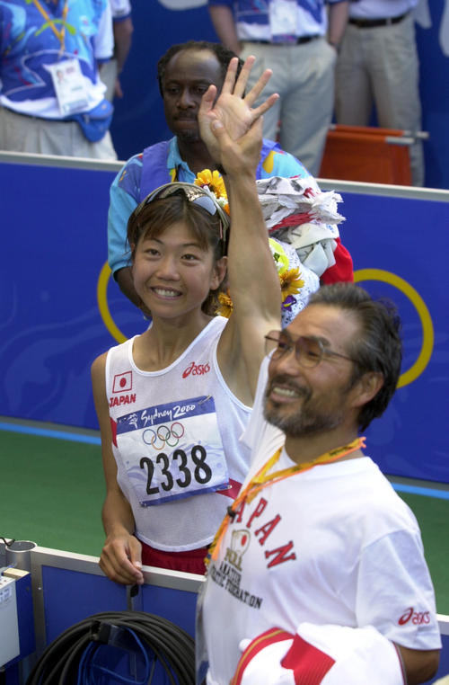 00年9月、シドニー五輪女子マラソンのゴール直後、小出監督とともにスタンドのファンから祝福を受ける高橋（左）