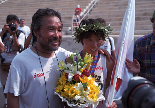 1997年8月9日、世界陸上アテネ大会女子マラソンで優勝した鈴木博美と積水化学の小出義雄監督