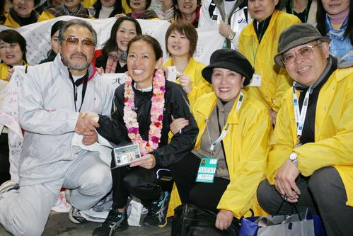 東京マラソン2007　有森裕子は恩師小出義雄監督（左）、父有森茂夫さん、母有森広子さんと記念写真を撮影した（2007.02.18）