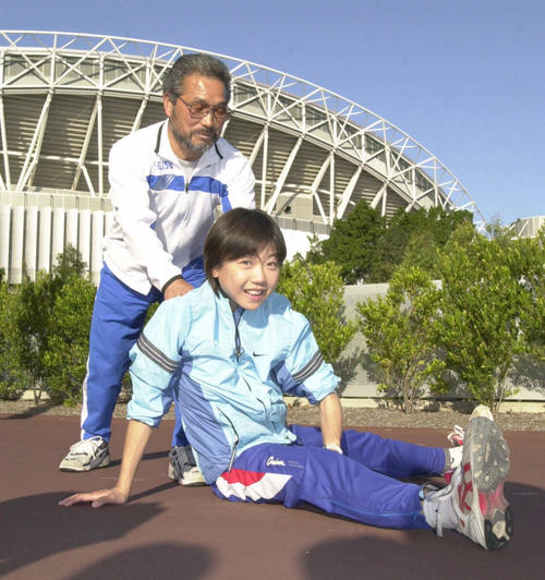オリンピックスタジアム前で小出義雄監督とともにストレッチする高橋尚子（2000年5月18日撮影）