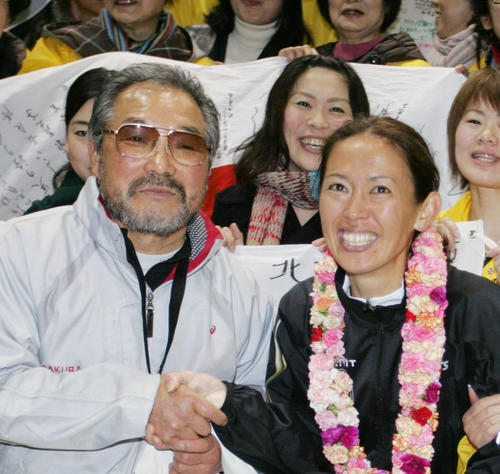 07年、小出義雄監督と有森裕子さん（右）