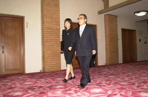 2000年10月30日、国民栄誉賞授賞式のために官邸入りする小出義雄監督と高橋尚子（代表撮影）