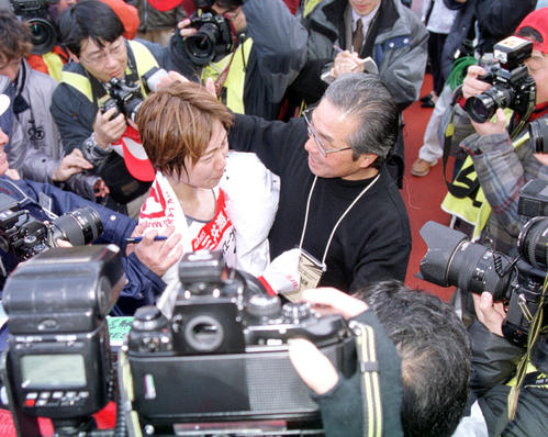 2001年1月28日、大阪国際女子マラソン大勢の報道陣に囲まれる中、小出義雄監督（右）から祝福を受ける渋井陽子