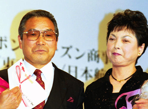 2001年4年15日、ナイス・カップル賞を受賞した小出義雄監督（左）と啓子夫人