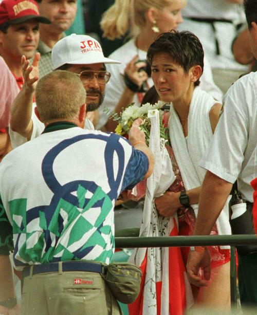 1996年7月28日、アトランタ五輪女子マラソンで銅メダルを獲得した有森裕子（右）をスタンドで祝福する小出義雄監督