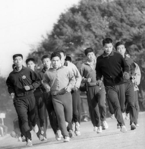 64年12月5日、小出義雄主将（中央）を先頭に、箱根駅伝の上位入賞を目指し練習をする58年初参加の順大チーム