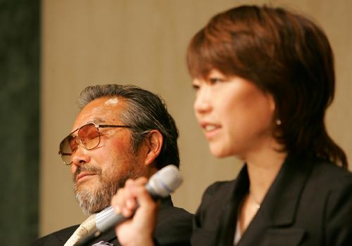 2005年5月9日、高橋尚子独立会見で目を閉じながら話を聞く小出義雄代表