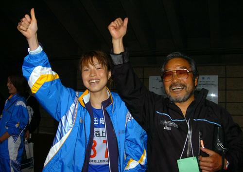 05年6月2日、日本選手権女子1万メートルで4位入賞を果たし世界陸上での代表を確実にした宮井仁美（左）はSAC小出義雄監督と大喜び