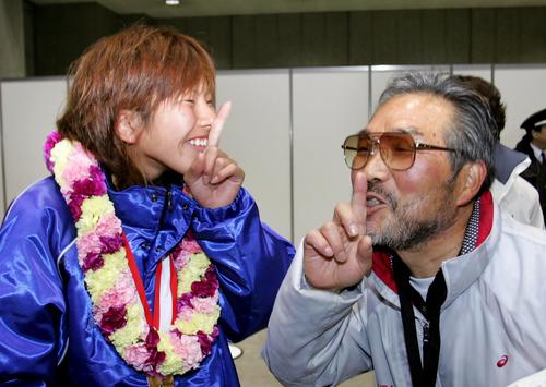 2007年2月、東京マラソンで優勝した新谷仁美ははしゃぎ過ぎの小出監督と一緒に「シーッ！」とおどける