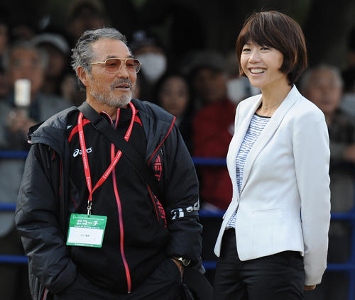 2013年11月17日、横浜国際女子マラソンのミックスゾーンで談笑する小出義雄監督（左）と高橋尚子氏