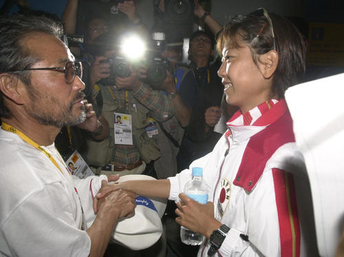 2000年9月24日、シドニー五輪女子マラソンで金メダルを獲得し会見を終えた高橋尚子（右）は待ち受けた小出義雄監督とあらためて握手を交わす