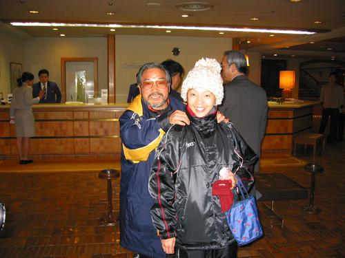 03年1月、大阪国際女子マラソン前日会見で千葉真子さんの肩をもむ小出義雄さん（2003年1月24日撮影）