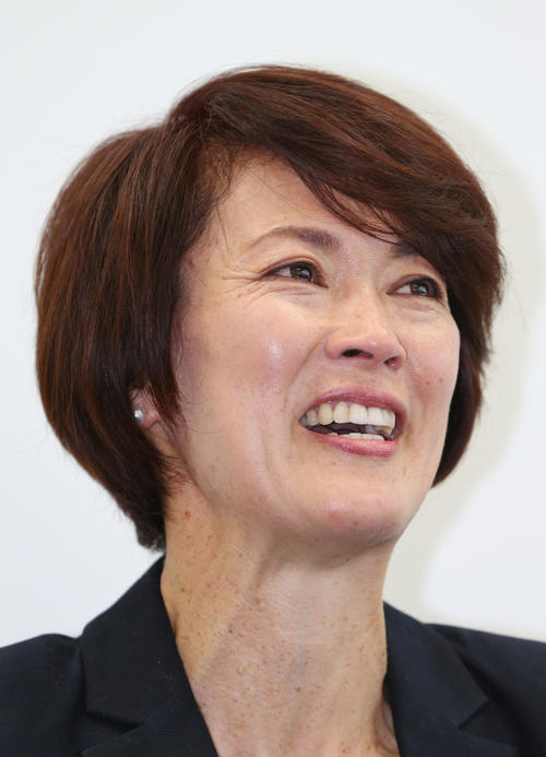 会見で有森さんは目に涙を浮かべながらも笑顔で故小出さんとの思い出を語る（撮影・垰建太）