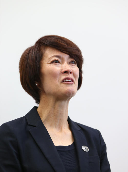 会見で有森さんは目に涙を浮かべながらも笑顔で故小出さんとの思い出を語る（撮影・垰建太）