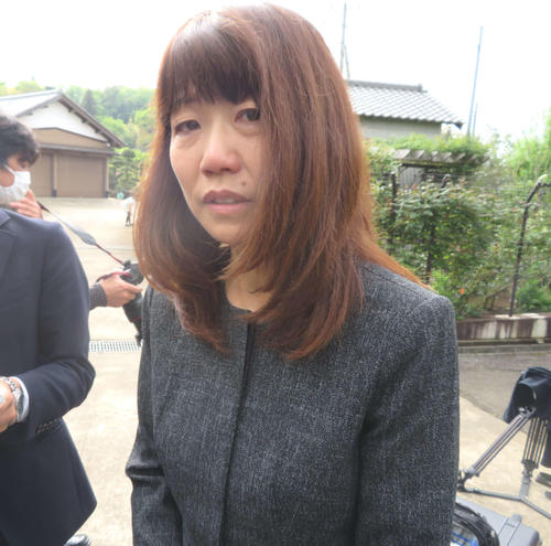 弔問した後、涙ながらに話す高橋尚子さん