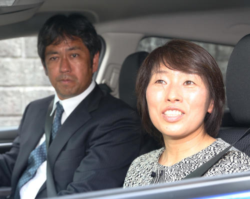 小出さん宅を訪ねた鈴木氏（右）と伊東氏（撮影・大野祥一）